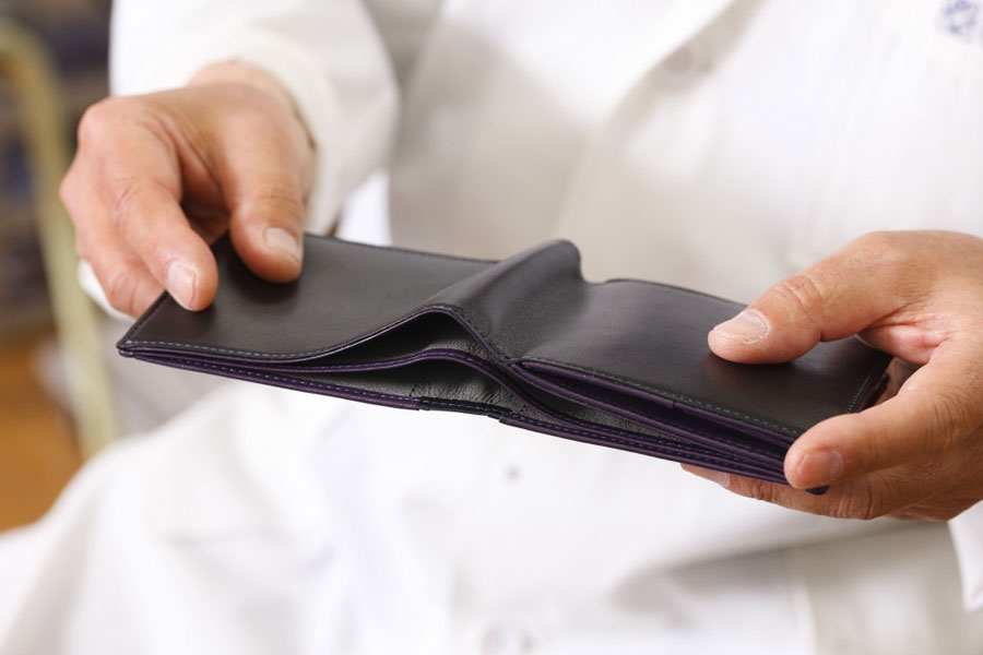 二つ折り財布は、外側にいくほどゆとりが多く、折りたたんだ時に、ちょうど形を保つバランスで作られている。